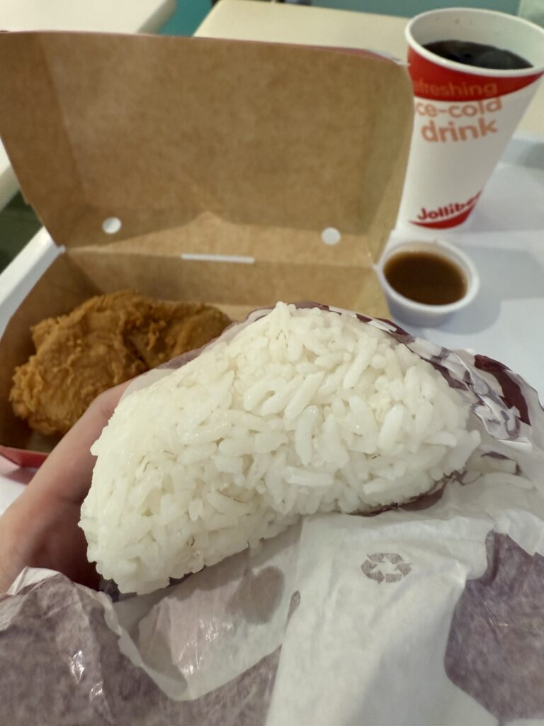 バーガーの包み紙には握られたお米が