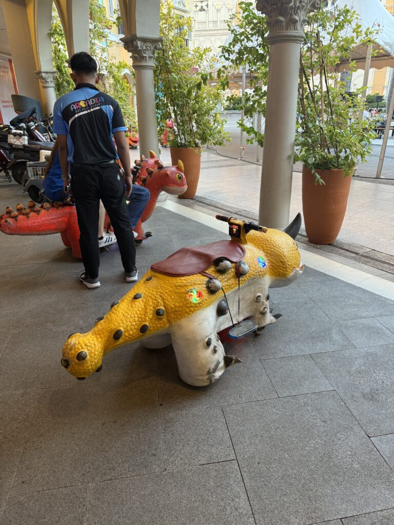 恐竜っぽいクリーチャーの乗り物
