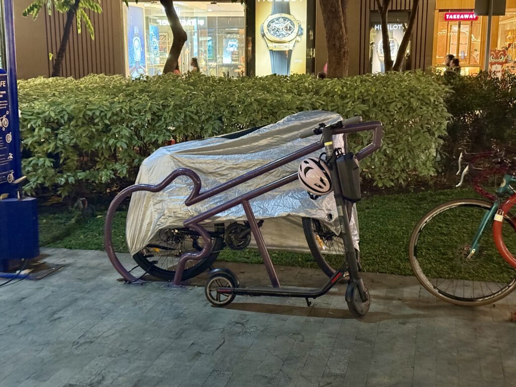 自転車を駐めるポストがエレキギターの形になっている