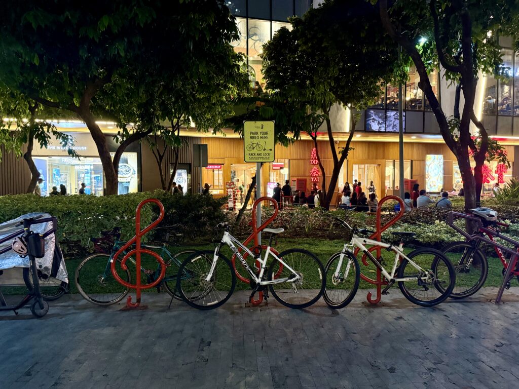 自転車を駐めるためのト音記号の形の支柱が3本並んでいる