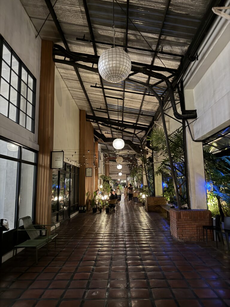 おしゃれなお店が建ち並ぶ
