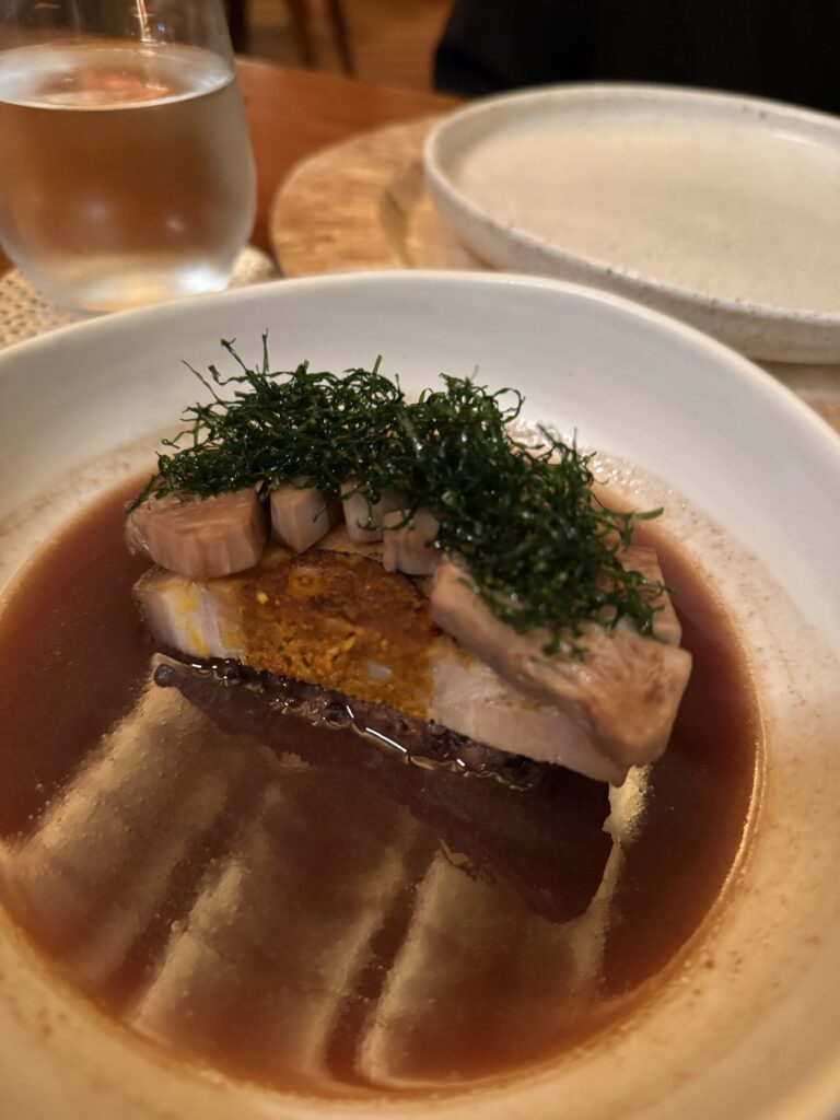 海苔のような海藻ののった豚肉