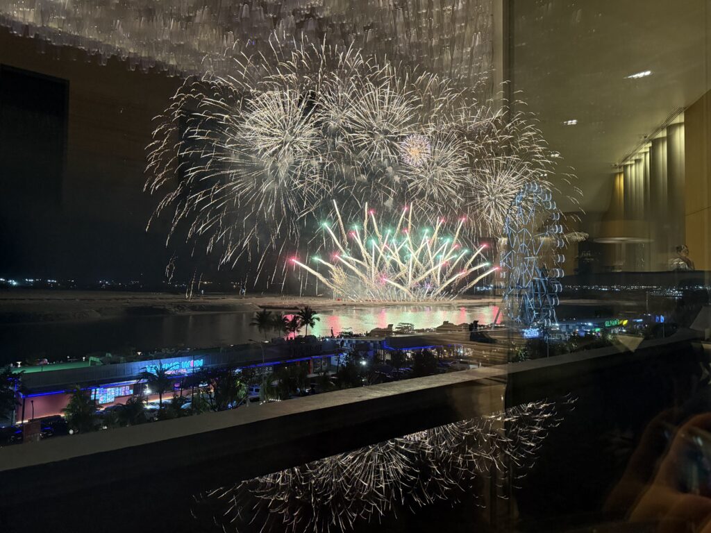 ロビーからガラス越しの花火